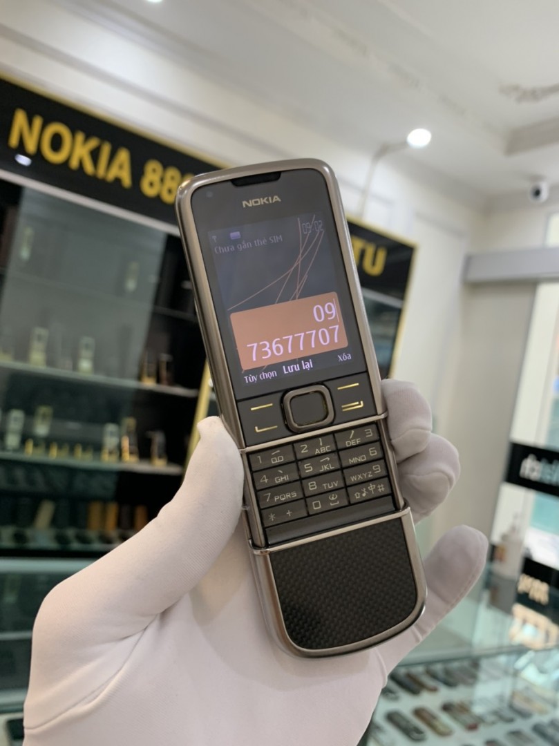 Khám phá Nokia 8800 Carbon Arte - chiếc điện thoại đẳng cấp từ Hùng Luxury với thiết kế sang trọng và chất liệu carbon độc đáo. Màn hình saphire rực rỡ cùng bàn phím bằng thép không gỉ thể hiện phong cách tinh tế của chủ nhân.