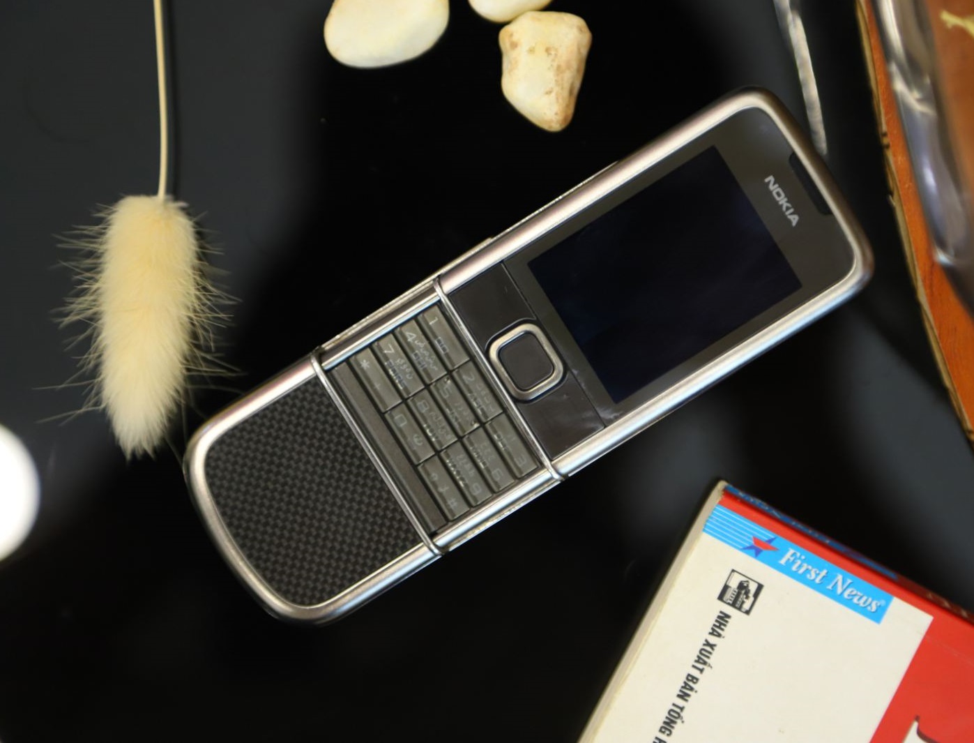 Nokia 8800E Carbon Arte 4G Zin Hùng Luxury: Được sản xuất với chất liệu tuyệt vời và thiết kế sang trọng, Nokia 8800E Carbon Arte 4G Zin Hùng Luxury đang là sản phẩm được săn đón nhất trên thị trường hiện nay. Với khả năng kết nối 4G cùng các tính năng thông minh như camera chất lượng cao, kính cường lực và đèn flash, chiếc điện thoại này sẽ là người bạn đồng hành đắc lực cho mọi nhu cầu của bạn.